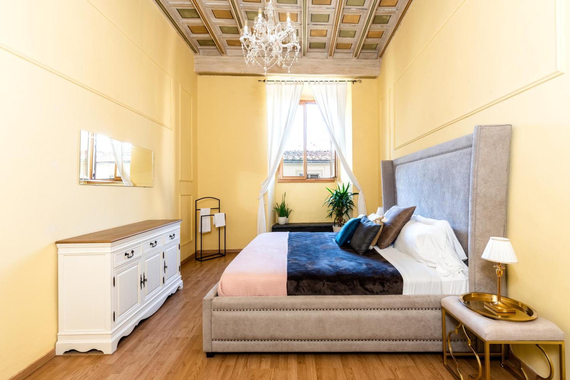 Historic Center Palace - Huge 4 Bedrooms Santa Croce Apartment - By LikehomeFlorencia Exterior foto